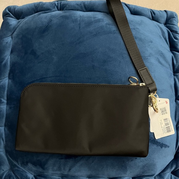 NWT Lululemon curved blck nylon wristlet - Picture 4 of 5